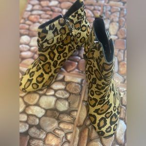 Ankle boots, brand new, leopard print, size 10, great conditions. Zipper on side